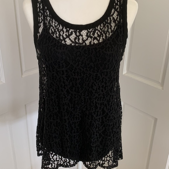 EUC. Banana republic black lace sleeveless top - Picture 4 of 5